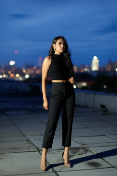 2025秋季穿搭必備指南彎刀褲與服裝趨勢解析